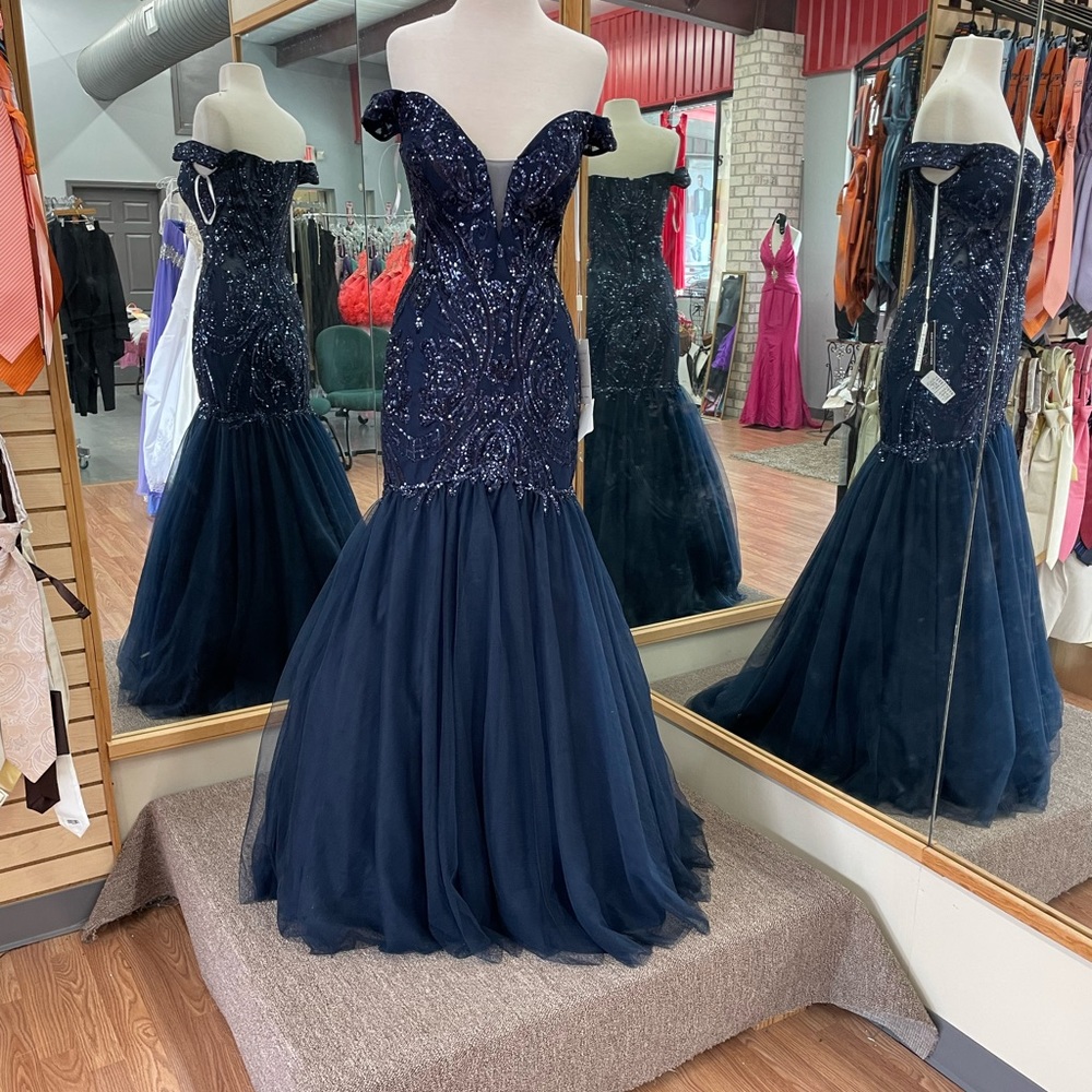Body fitted mermaid formal gown by 2 Cute size 4 NAVY just reduced